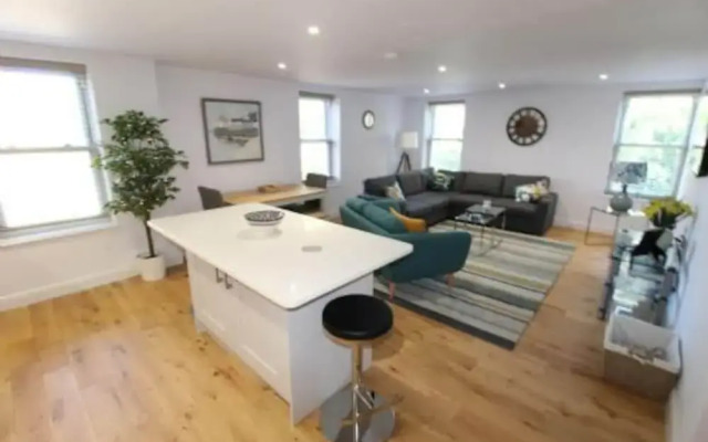 Middle Chine - 2 Bedroom Holiday Home