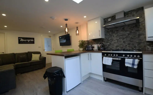 Elegant Holiday Home in Coventry near Lake View Park