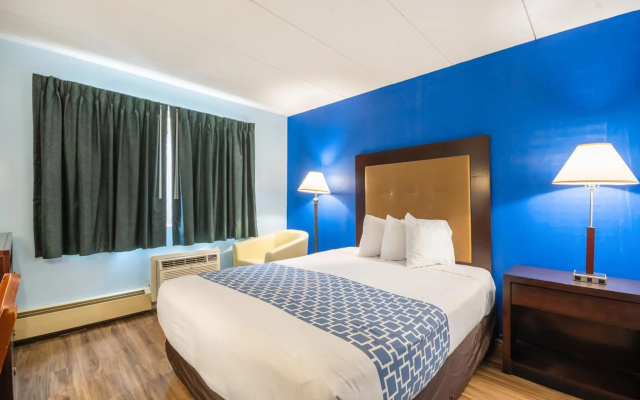 Econo Lodge Inn & Suites Windsor Locks Bradley Airport