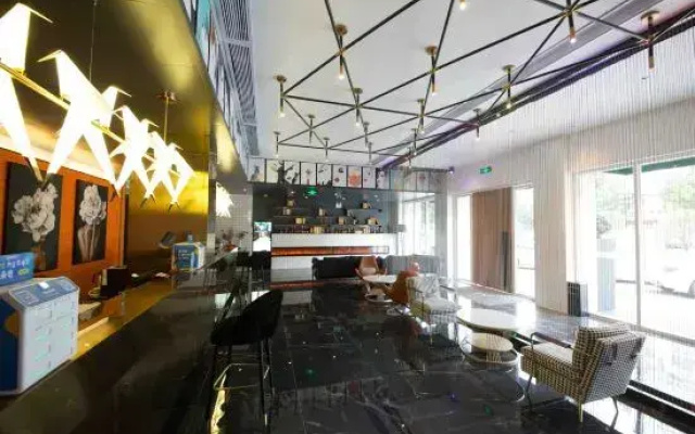 Huzhou Manani Hotel (Zhili Golden Coast Children's Clothing City)
