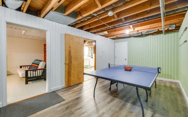 Riverfront Virginia Home - Dock, Fire Pit & Kayaks