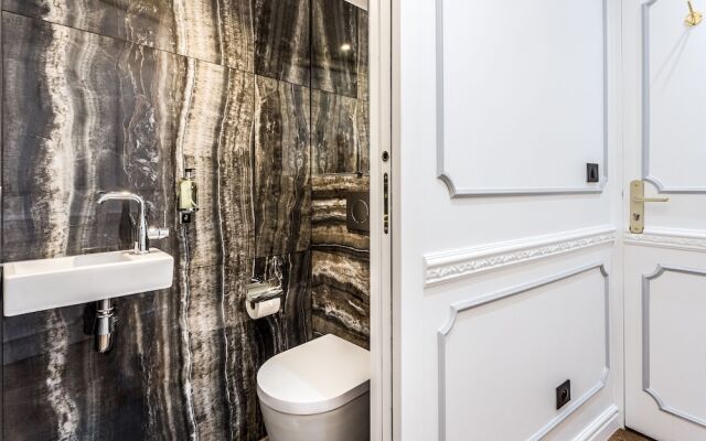 Luxury 2 bedroom 2.5 bathroom Louvre