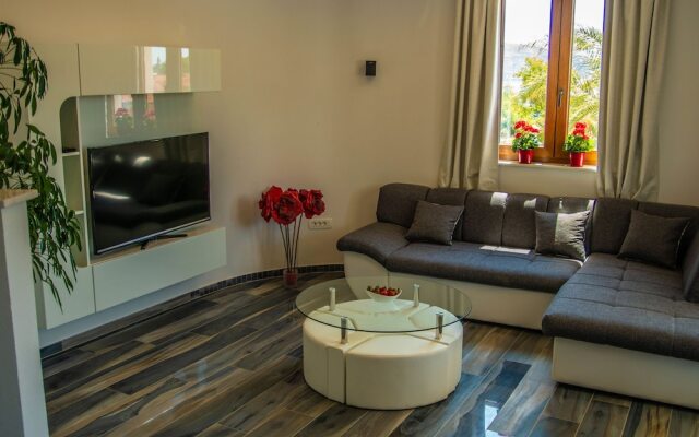 Luxurious Villa with Private Swimming Pool, Hot Tub, Sauna, Lovely Taverne