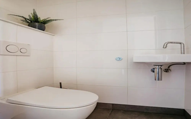 Waterside Escape With Easy Access