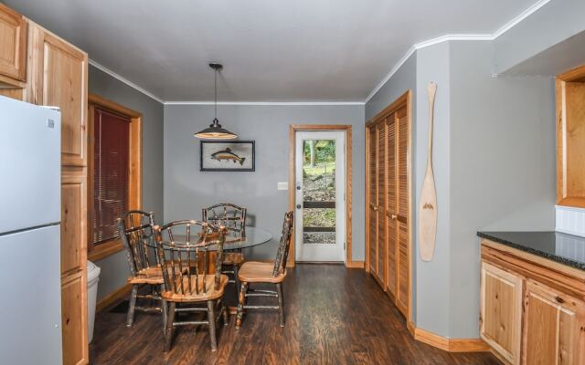 Lazy Bass Lodge 5 Bedroom House