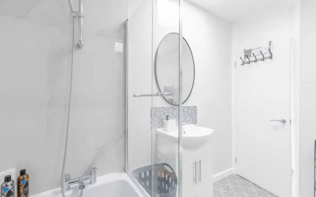 Newly Renovated 3BD Home, Islington!