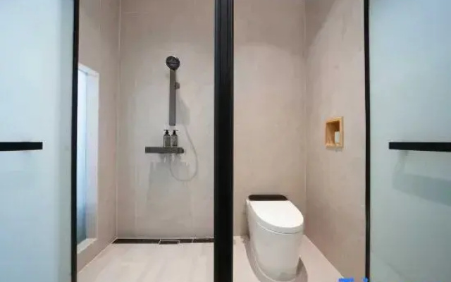 Kunming Greenman Hotel (Guangfu Road Wujiaba Subway Station)