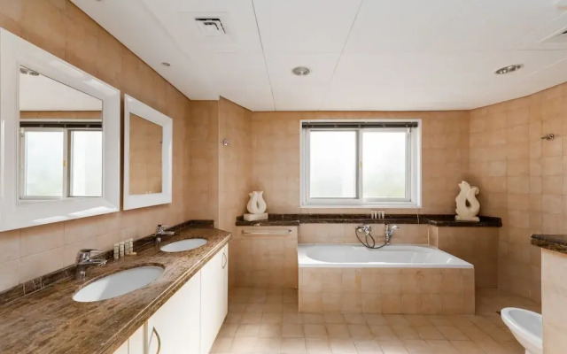 Artsy 4BR DIP Villa w Community Pool Gym