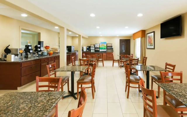 Days Inn & Suites by Wyndham Coralville / Iowa City