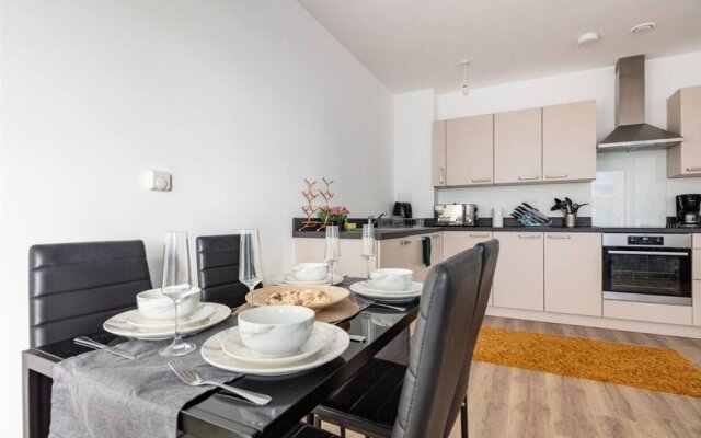Impeccable 2-bed Apartment in Wembley