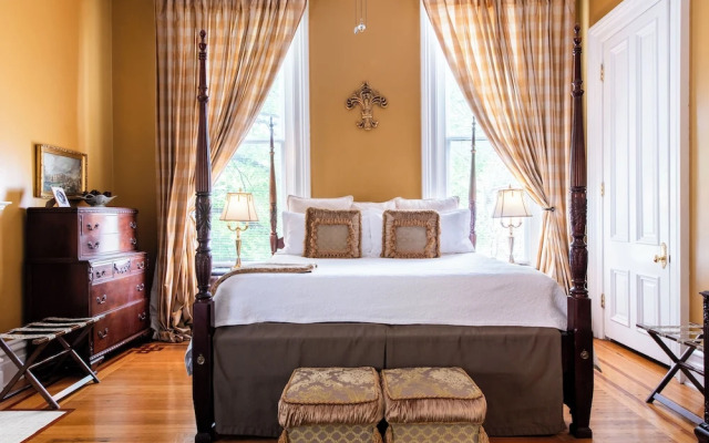 DuPont Mansion Bed & Breakfast