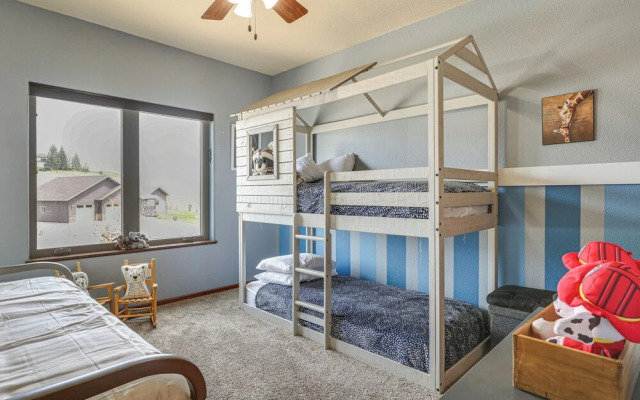 Spearfish Retreat w/ Fireplace + Mountain Views!