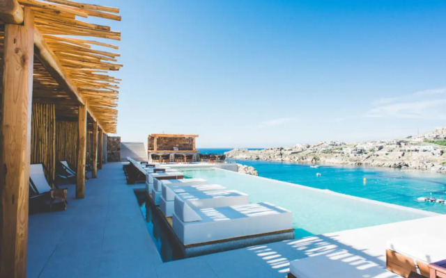 Super Paradise Hotel