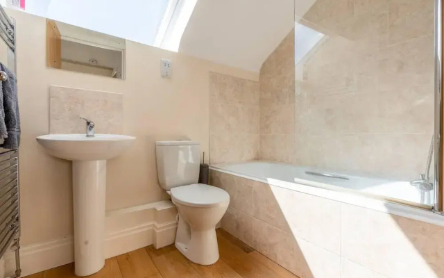 Charming 1-bed Loft in Caerleon