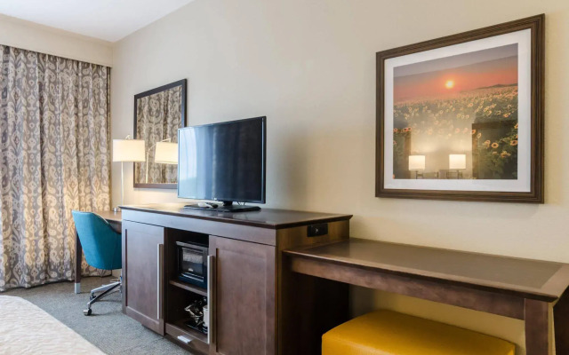 Flag Point Inn & Suites Pratt by FairBridge