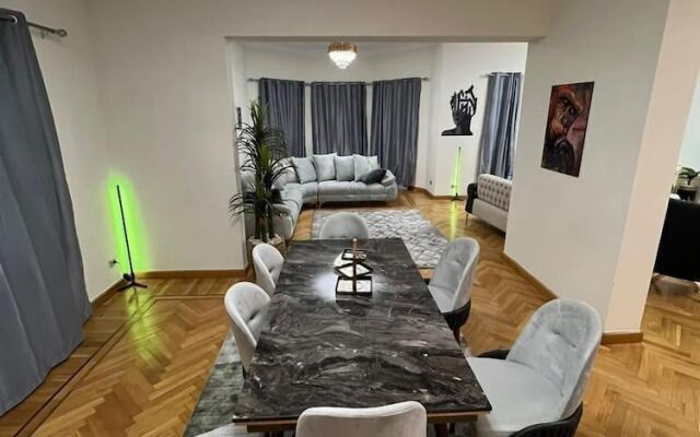 Villa With Garden In Beverly Hills