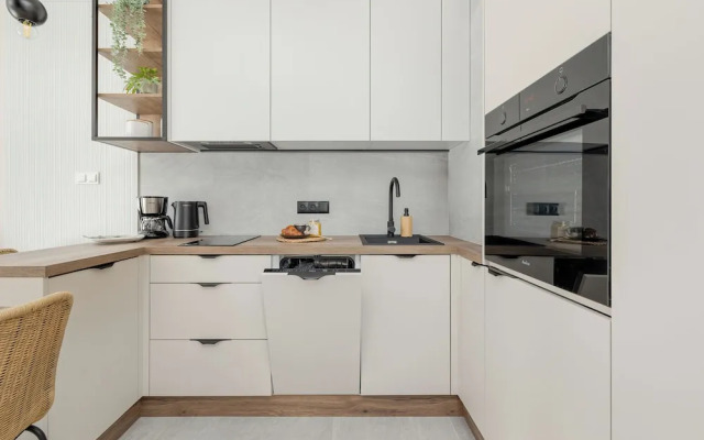 Apartment With Parking by Renters