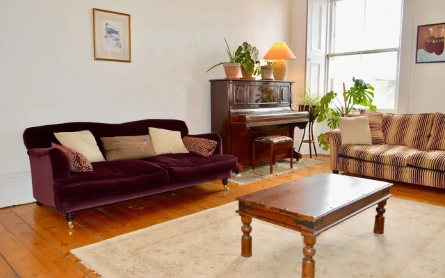 Sophisticated 2 Bedroom Edinburgh Flat Near Old Town