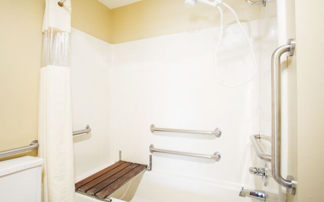 Days Inn Evansdale Waterloo