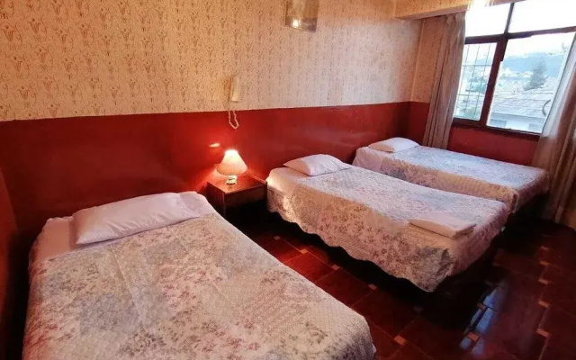 Alejandros Hotel