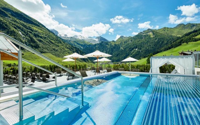 Hotel Berghof Crystal Spa & Sports