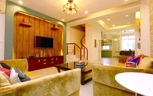 Girlfriends' Homestay