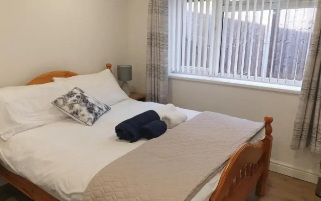 Modern 1 bed Apartment, 10 Mins to Leeds City Cent