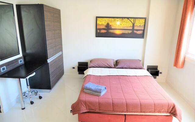 Park Lane studio apartment with swimming pool view Pattaya