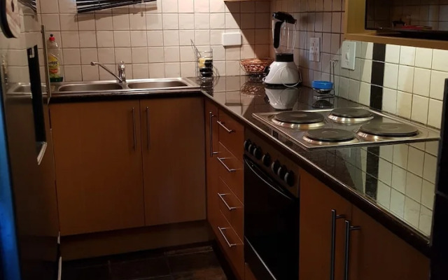 Six Valk Avenue Guest House