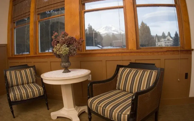 Mccloud Mercantile Hotel