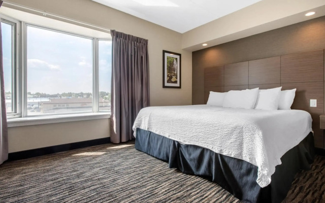 Clarion Hotel & Suites