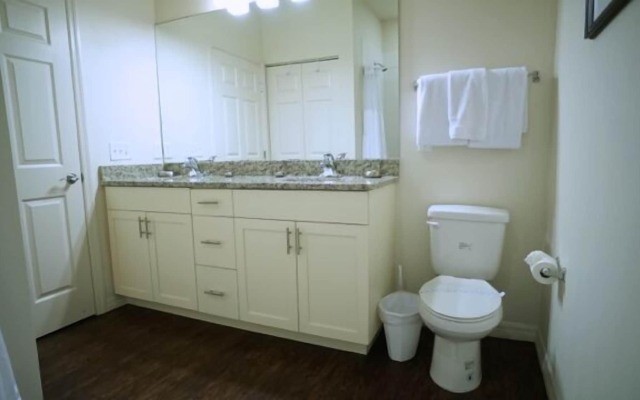 4 Bedrooms S / Lucaya Village Townhouse