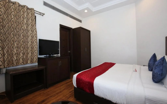 OYO Flagship 113 Golden Temple Road