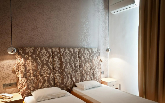 Metropolis Hotel