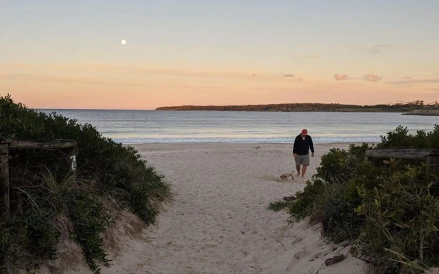 Shellharbour Beach Cottage - walk onto Patrolled beach with flags in summer