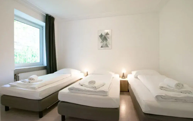Comfortable Large Center Apartment