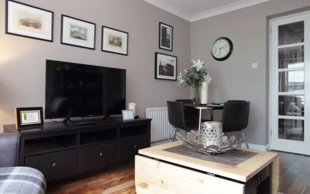 2 Bedroom Flat With Garage Parking