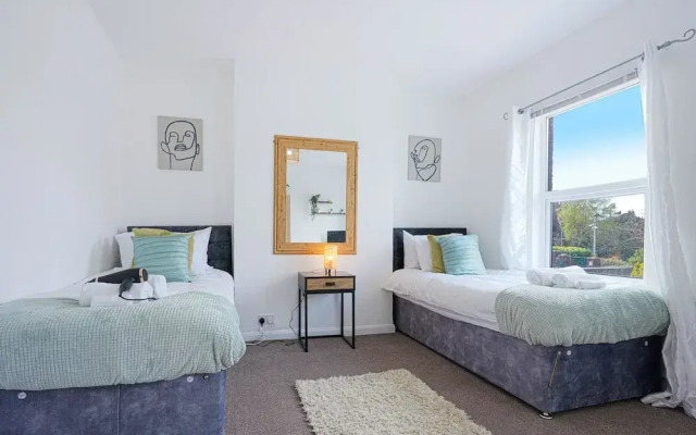 Remarkable 5-bed House in Luton