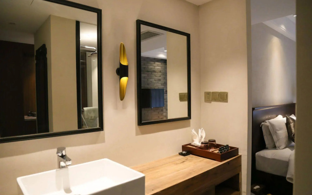 Seclusive Life in Jiangnan •Canal Yard