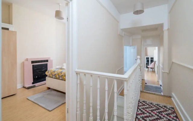 Homely 4-bedroom Home With 2 Baths & Free Parking