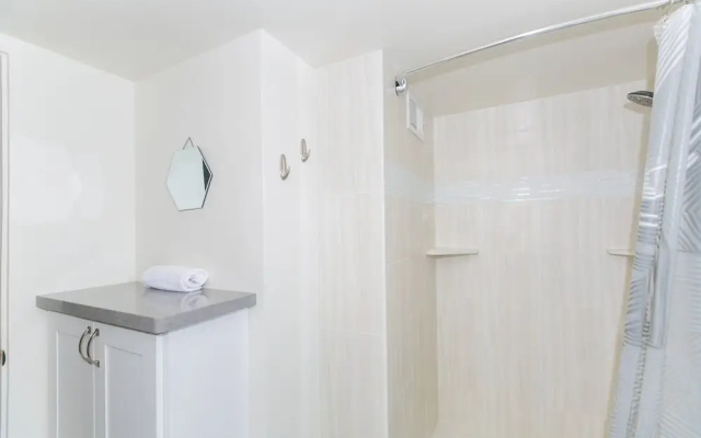 Ilikai Tower One Bedroom Lagoon View Waikiki Condos With Lanai & Free Wifi
