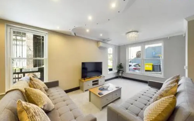 18 Palm Hill, Oxton