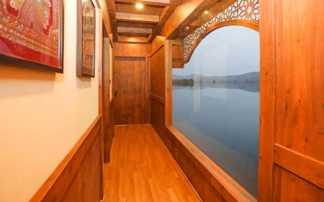 OYO EKTA Houseboat