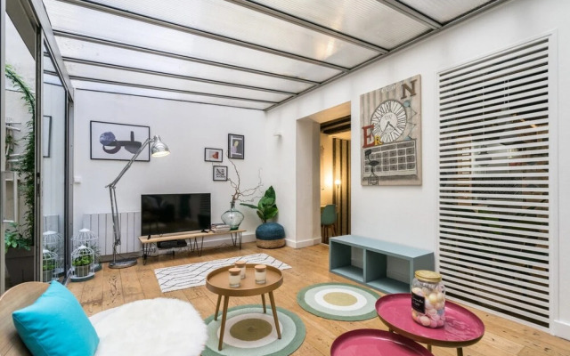 Chic Apartment With Patio - 2br/6p - Le Marais