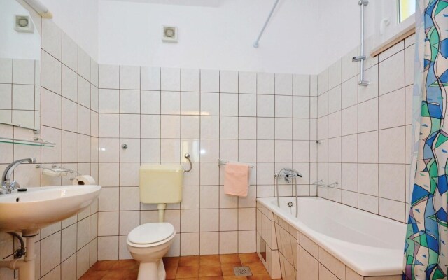 Beautiful Home in Lokva Rogoznica With Wifi and 4 Bedrooms