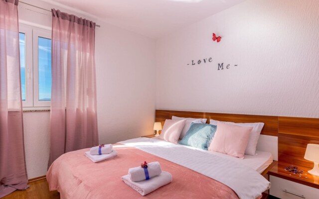 Modern Ground Floor Apartment With Private Terrace and Jacuzzi