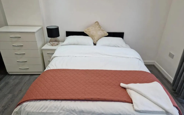 Impeccable 1-bed Apartment in Ilford