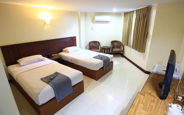 Twin Palms Resort