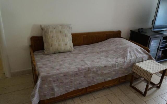 Apartment with a garden, BBQ, swimming pool and jacuzzi