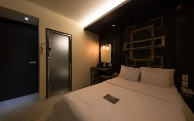 Achasan Station Wall Hotel